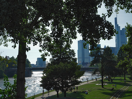 Foto Skyline von Frankfurt hinter Sonnenuhr