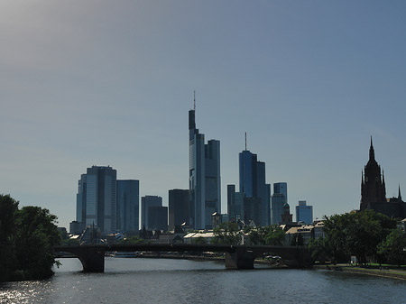 Skyline von Frankfurt hinter Alter Brücke Fotos