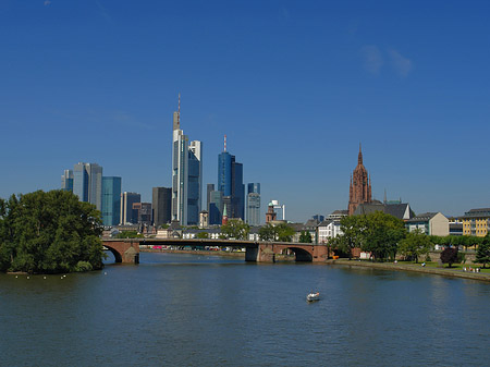 Skyline von Frankfurt mit Alter Brücke Fotos