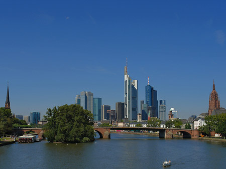 Skyline von Frankfurt mit Alter Brücke