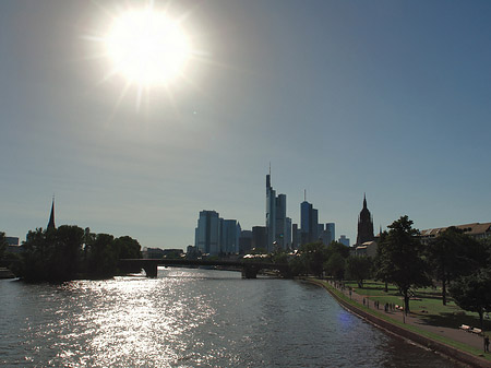 Skyline von Frankfurt mit Alter Brücke Fotos