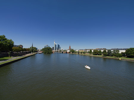 Skyline von Frankfurt mit Boot Foto 