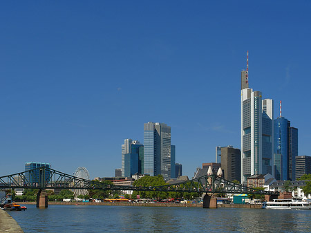 Foto Skyline von Frankfurt mit eisernem Steg