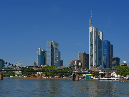 Skyline von Frankfurt mit eisernem Steg Foto 