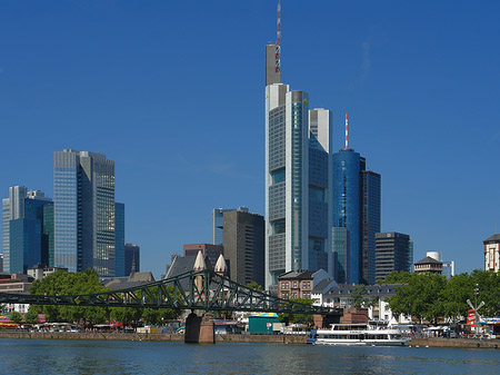 Skyline von Frankfurt mit eisernem Steg Foto 