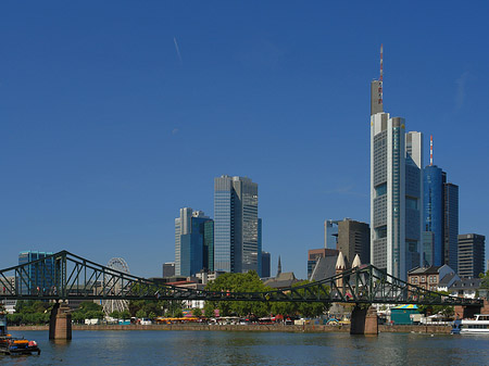 Skyline von Frankfurt mit eisernem Steg