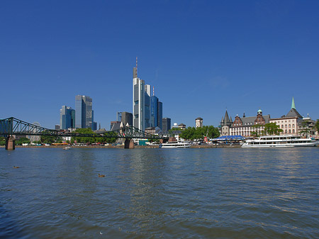 Skyline von Frankfurt mit Saalhof Fotos