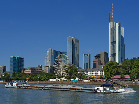 Skyline von Frankfurt mit Schiff