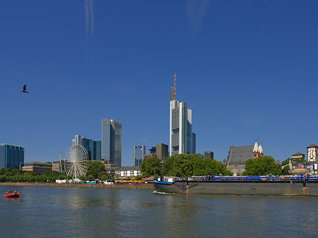 Fotos Skyline von Frankfurt mit Schiff