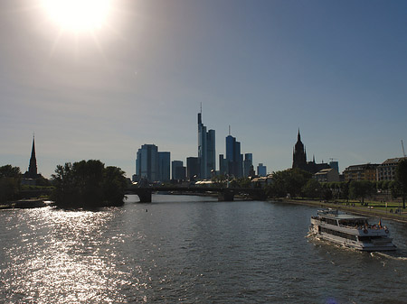 Foto Skyline von Frankfurt mit Schiff - Frankfurt am Main