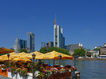 Foto Skyline von Frankfurt mit Schöfferhofer Weizen