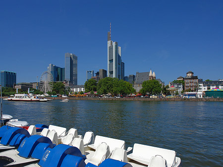 Skyline von Frankfurt mit Tretbooten Foto 