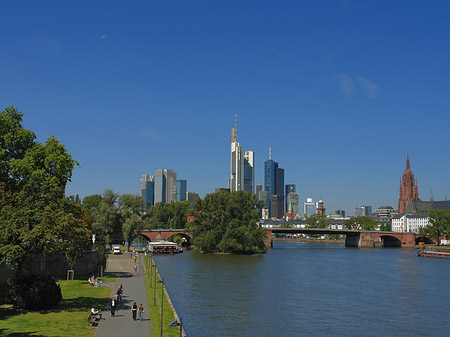 Foto Skyline von Frankfurt mit Ufer