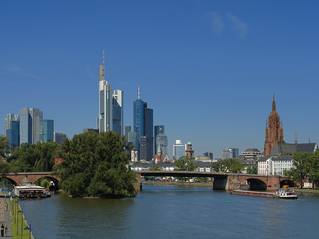 Skyline von Frankfurt mit Ufer Fotos