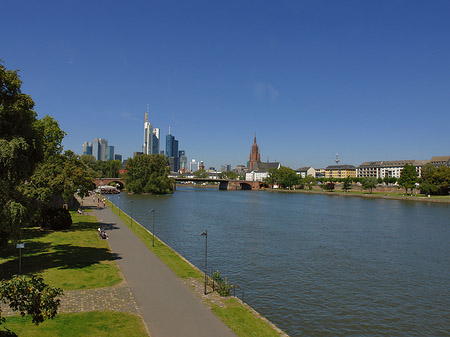 Fotos Skyline von Frankfurt mit Ufer