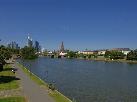 Foto Skyline von Frankfurt mit Ufer