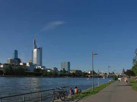 Skyline von Frankfurt mit Weg Foto 