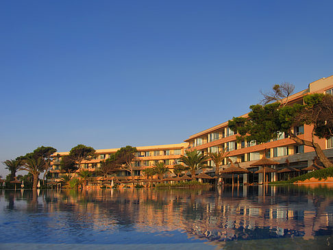 Hotel mit Pool bei Dämmerung Foto 