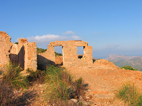 Foto Ruinen am Berg entlang