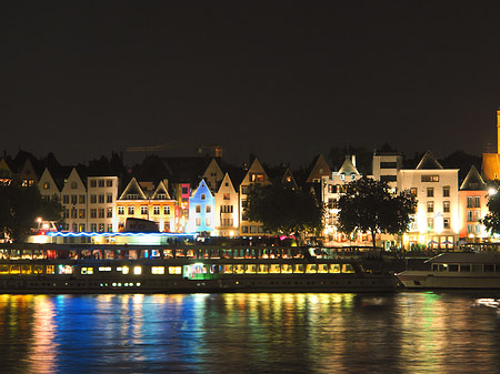 Foto Schiff fährt vor dem Fischmarkt - Köln