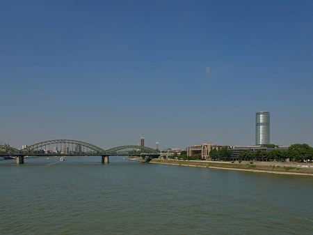 Hohenzollernbrücke führt zum Kennedyufer