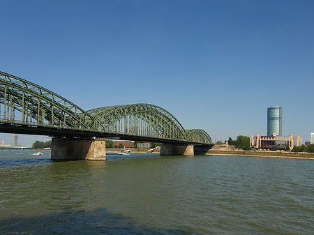 Foto Hohenzollernbrücke reicht ans Kennedyufer