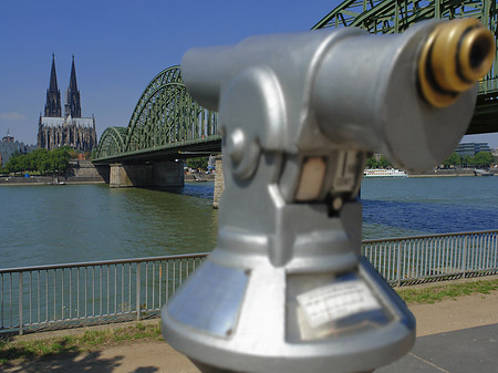 Foto Fernrohr vor der Hohenzollernbrücke