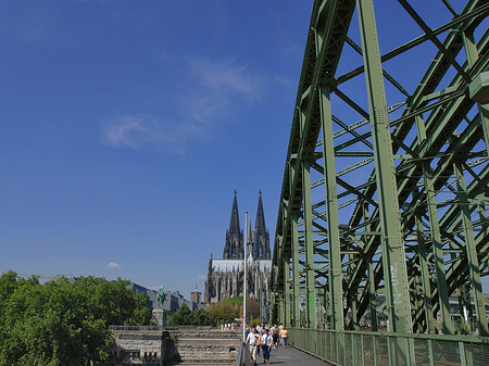 Hohenzollernbrücke beim Kölner Dom Fotos