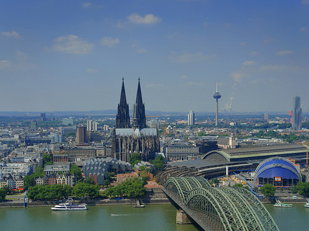 Fotos Hohenzollernbrücke und Kölner Dom aus der Ferne