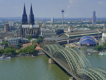 Hohenzollernbrücke und Kölner Dom aus der Ferne