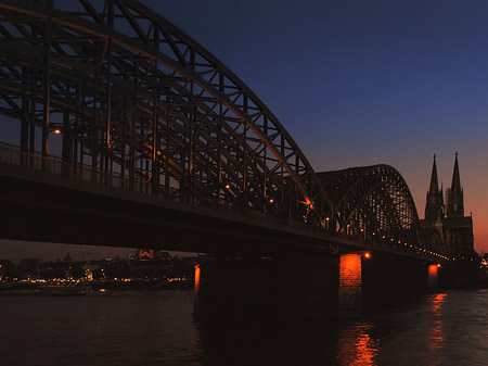 Foto Kölner Dom hinter der Hohenzollernbrücke