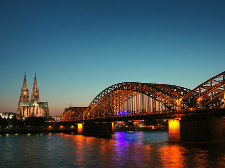 Kölner Dom hinter der Hohenzollernbrücke