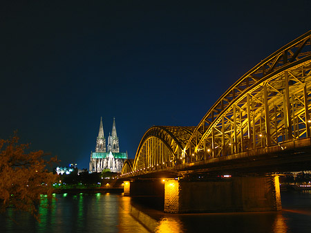 Kölner Dom hinter der Hohenzollernbrücke