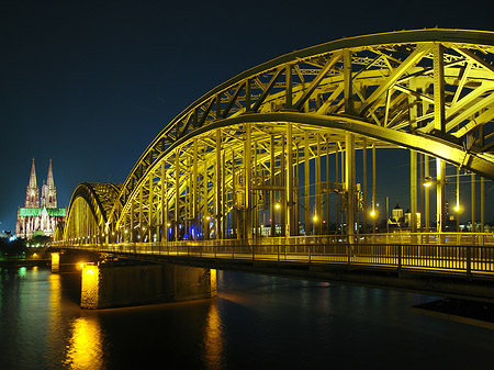 Kölner Dom hinter der Hohenzollernbrücke