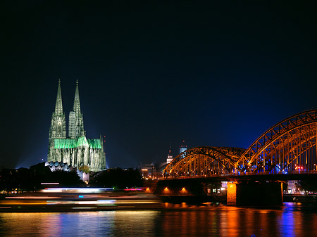 Foto Kölner Dom hinter der Hohenzollernbrücke