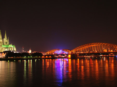 Kölner Dom hinter der Hohenzollernbrücke Fotos