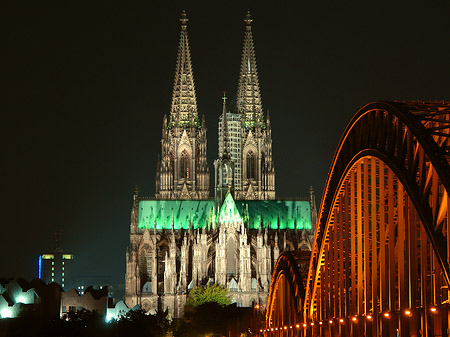 Kölner Dom hinter der Hohenzollernbrücke Foto 