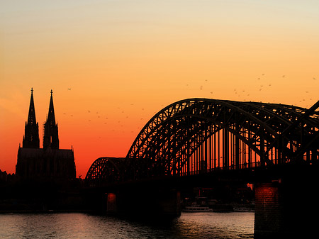 Kölner Dom hinter der Hohenzollernbrücke Foto 