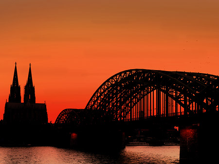 Foto Kölner Dom hinter der Hohenzollernbrücke