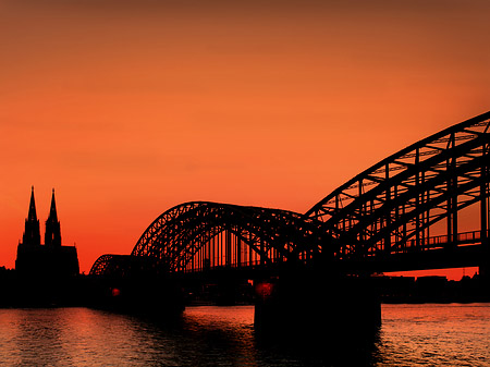 Foto Kölner Dom hinter der Hohenzollernbrücke