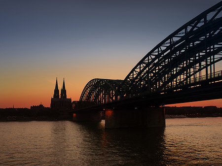 Fotos Kölner Dom hinter der Hohenzollernbrücke