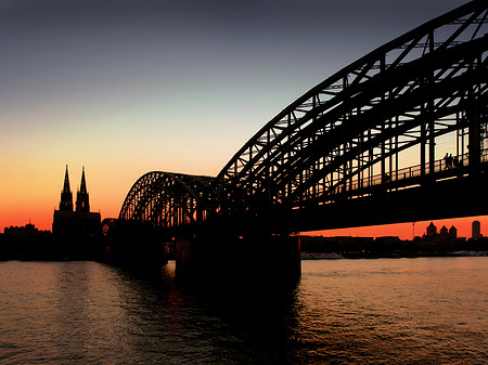 Foto Kölner Dom hinter der Hohenzollernbrücke