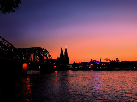 Fotos Kölner Dom hinter der Hohenzollernbrücke