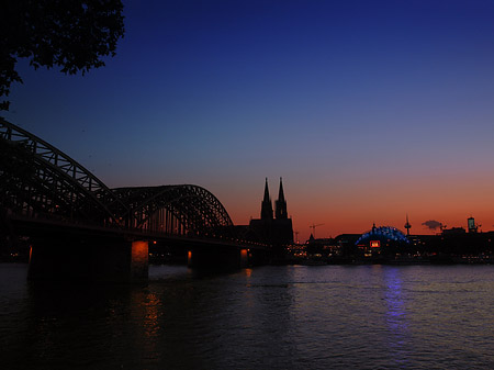 Foto Kölner Dom hinter der Hohenzollernbrücke