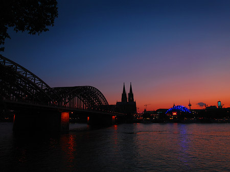 Kölner Dom hinter der Hohenzollernbrücke Foto 