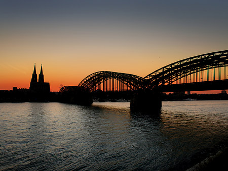 Fotos Kölner Dom hinter der Hohenzollernbrücke