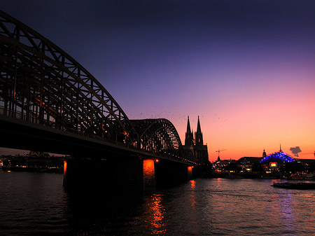 Foto Kölner Dom hinter der Hohenzollernbrücke - Köln