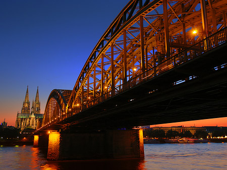 Fotos Kölner Dom hinter der Hohenzollernbrücke | Köln