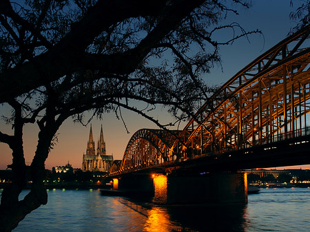 Kölner Dom hinter der Hohenzollernbrücke Fotos