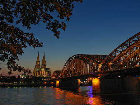 Foto Kölner Dom hinter der Hohenzollernbrücke - Köln